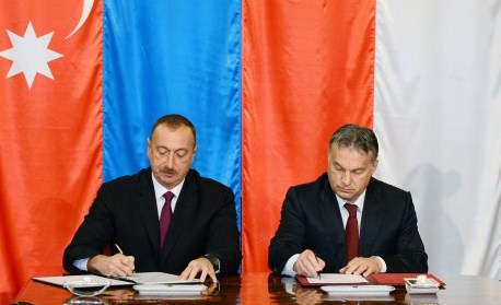 İlham Əliyev sənədləri imzaladı
